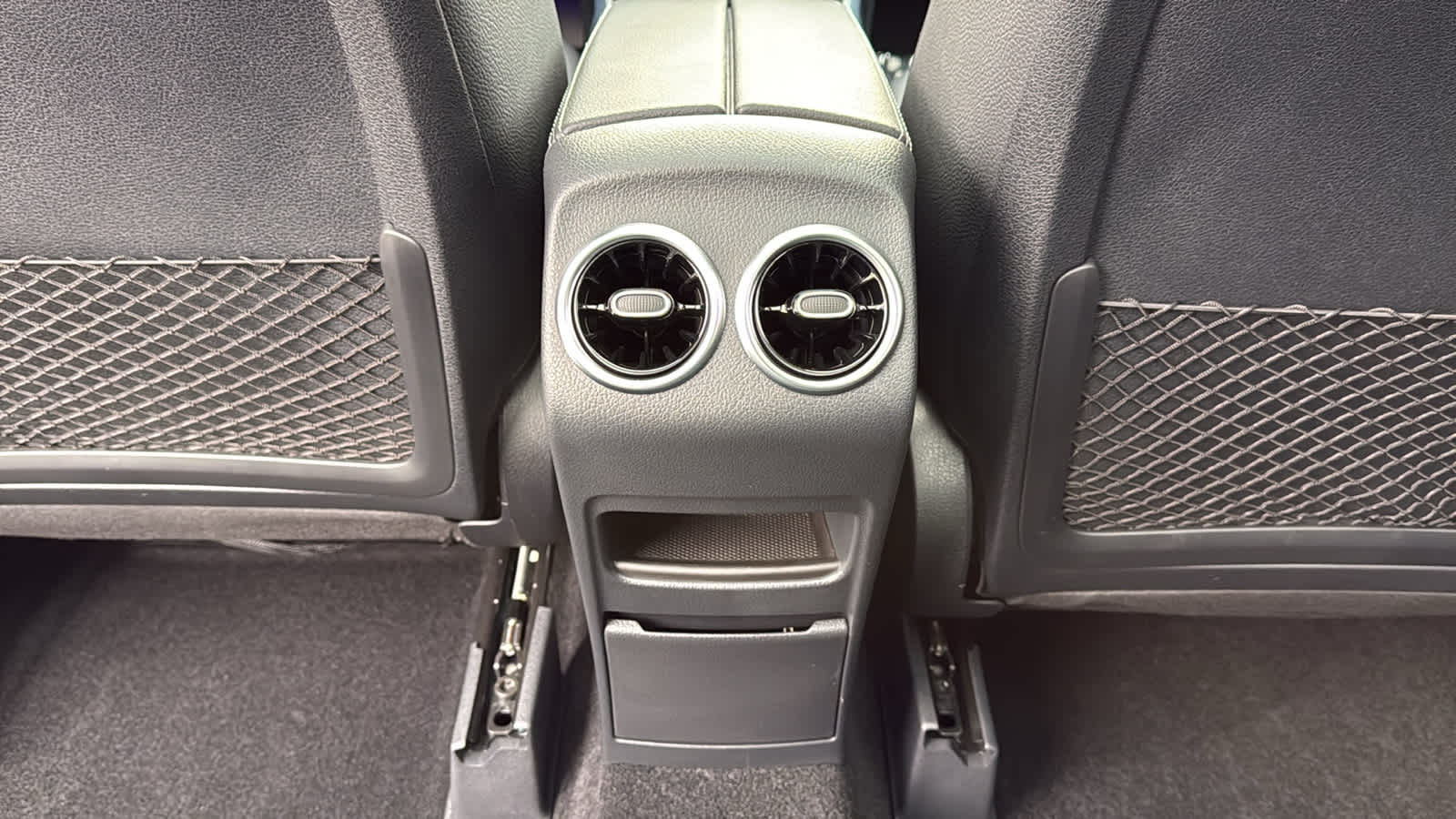 Thumbnail: 2025 Mercedes-Benz GLB - 35