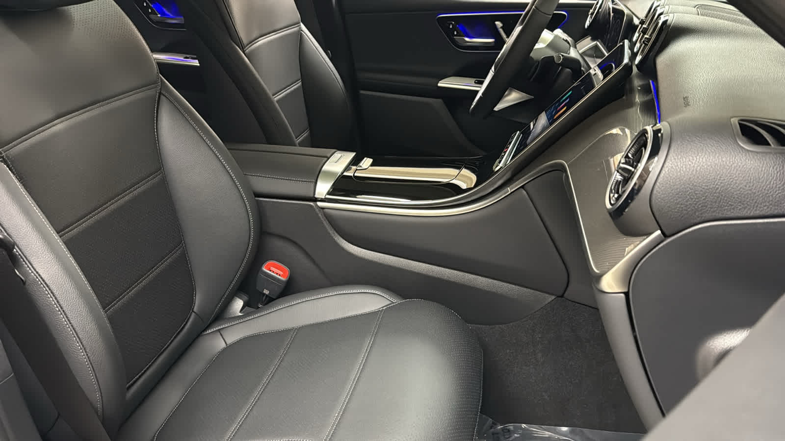 Thumbnail: 2026 Mercedes-Benz GLC - 36