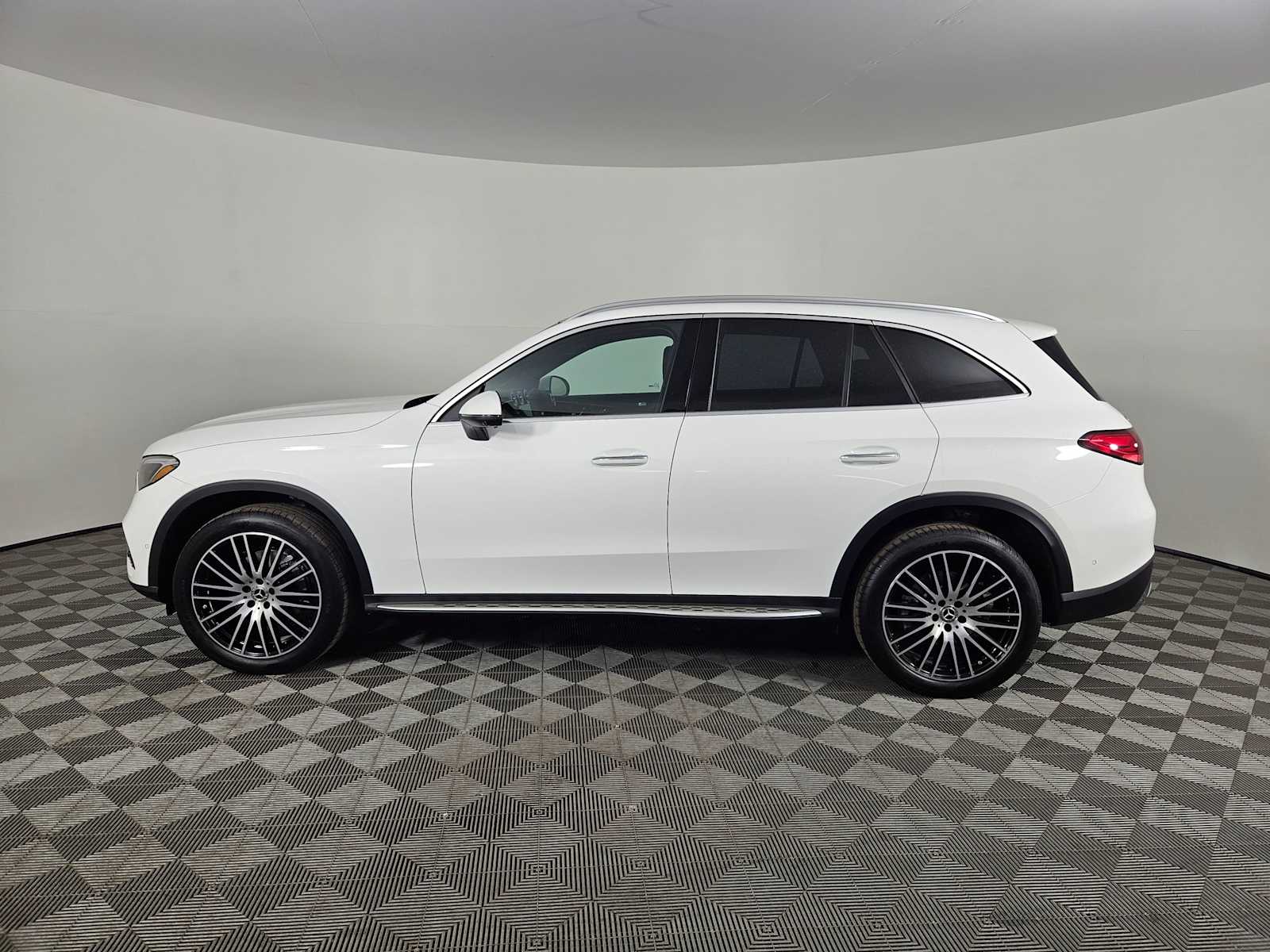 2025 Mercedes-Benz GLC 300 2