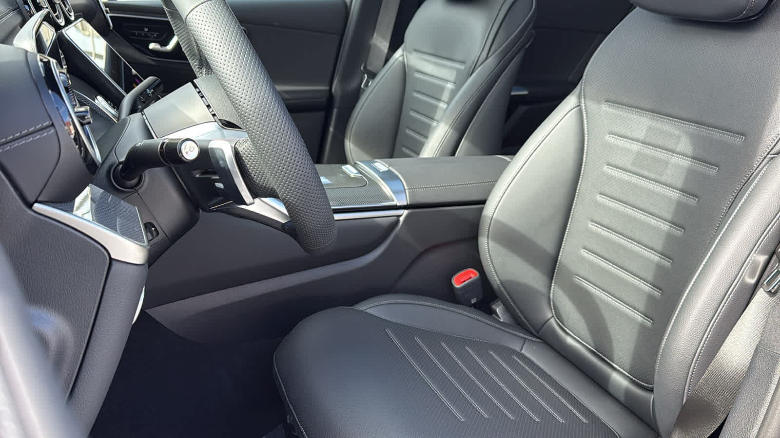 Thumbnail: 2026 Mercedes-Benz GLC - 28