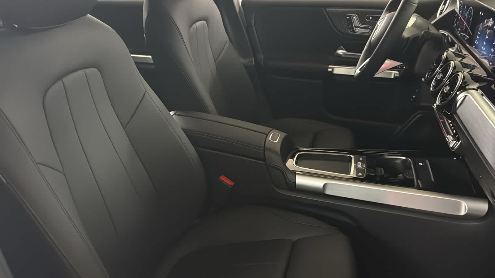 Thumbnail: 2026 Mercedes-Benz GLB - 37