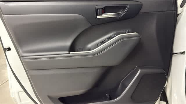 Thumbnail: 2022 Toyota Highlander - 13