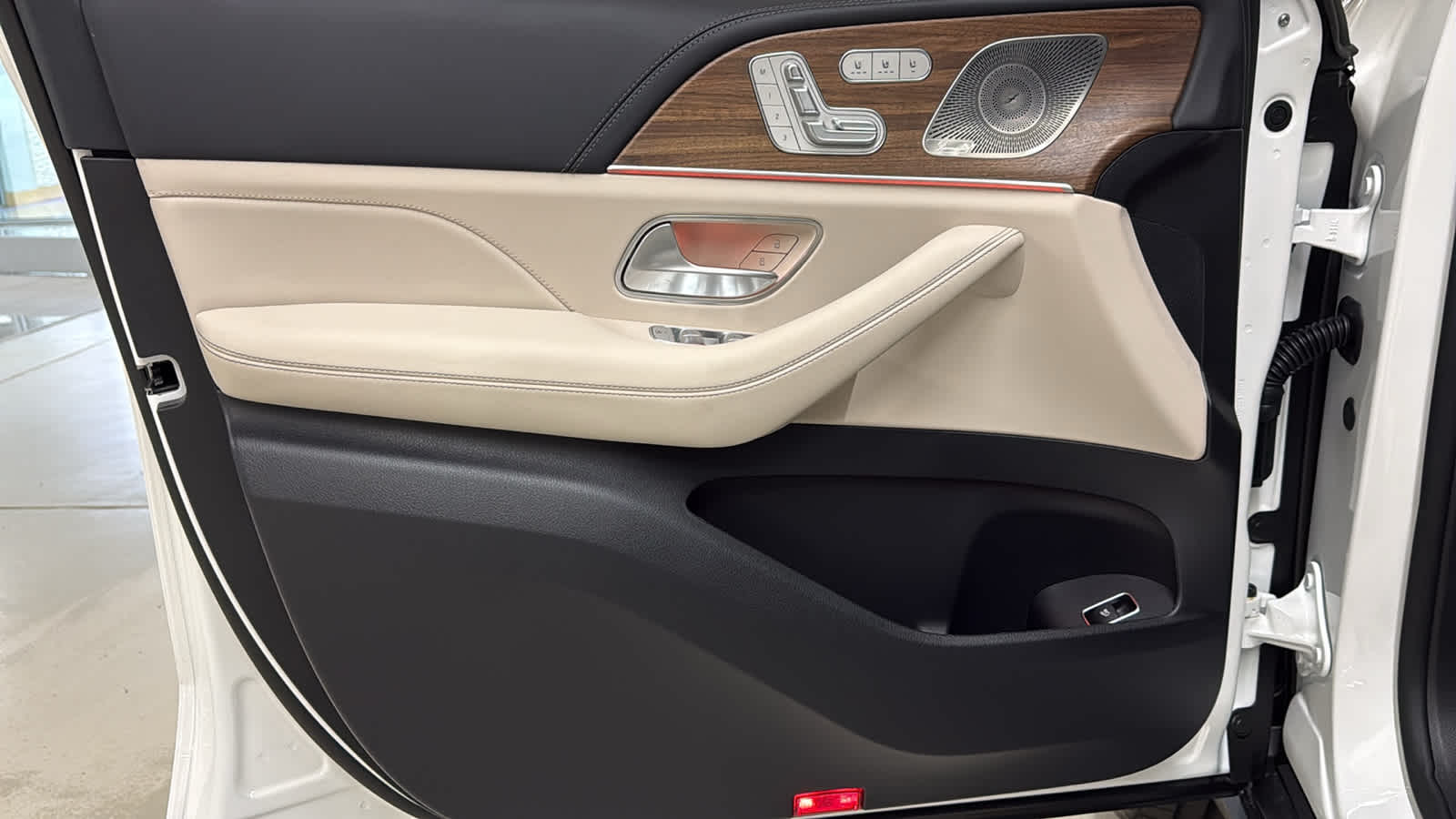 Thumbnail: 2026 Mercedes-Benz GL-Class - 16