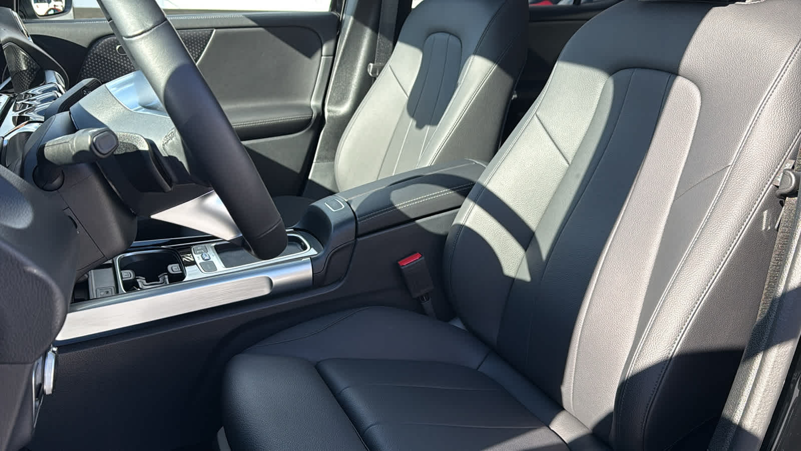 Thumbnail: 2025 Mercedes-Benz GLB - 33