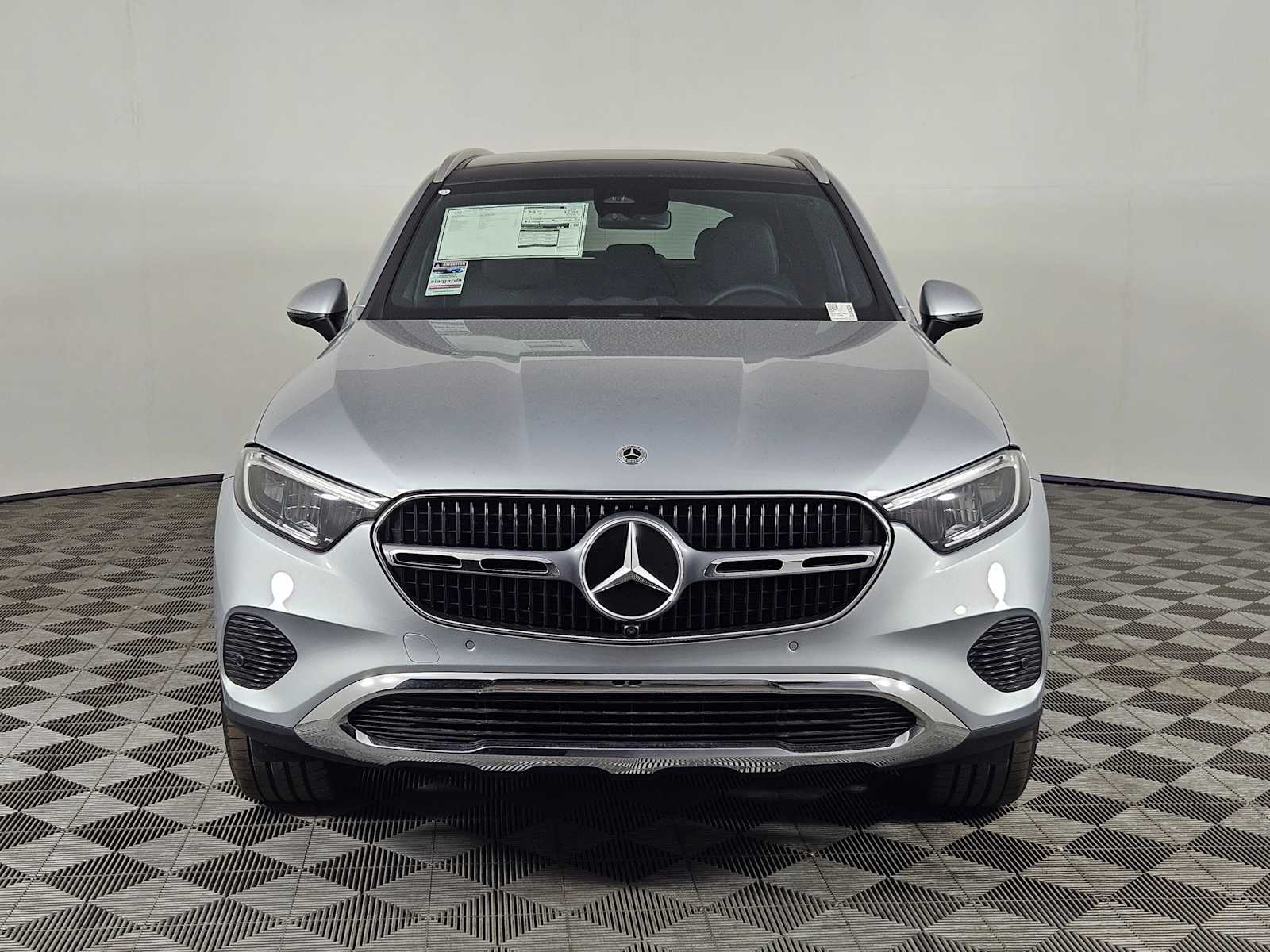 2025 Mercedes-Benz GLC 300 8