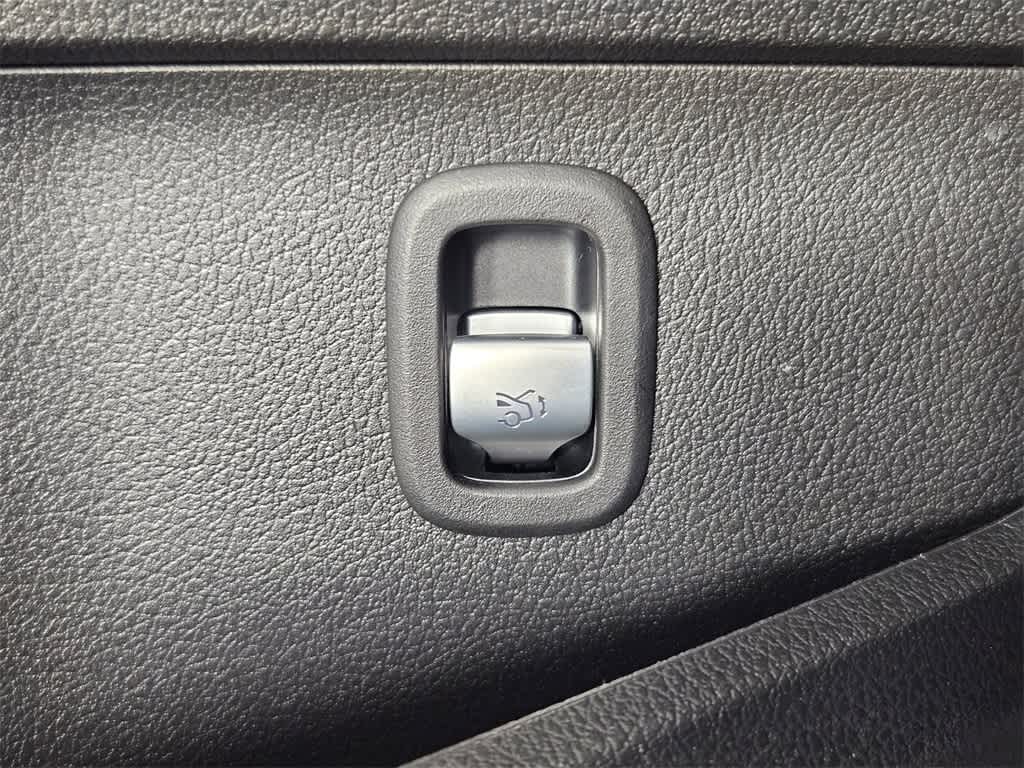 Thumbnail: 2025 Mercedes-Benz C-Class - 40