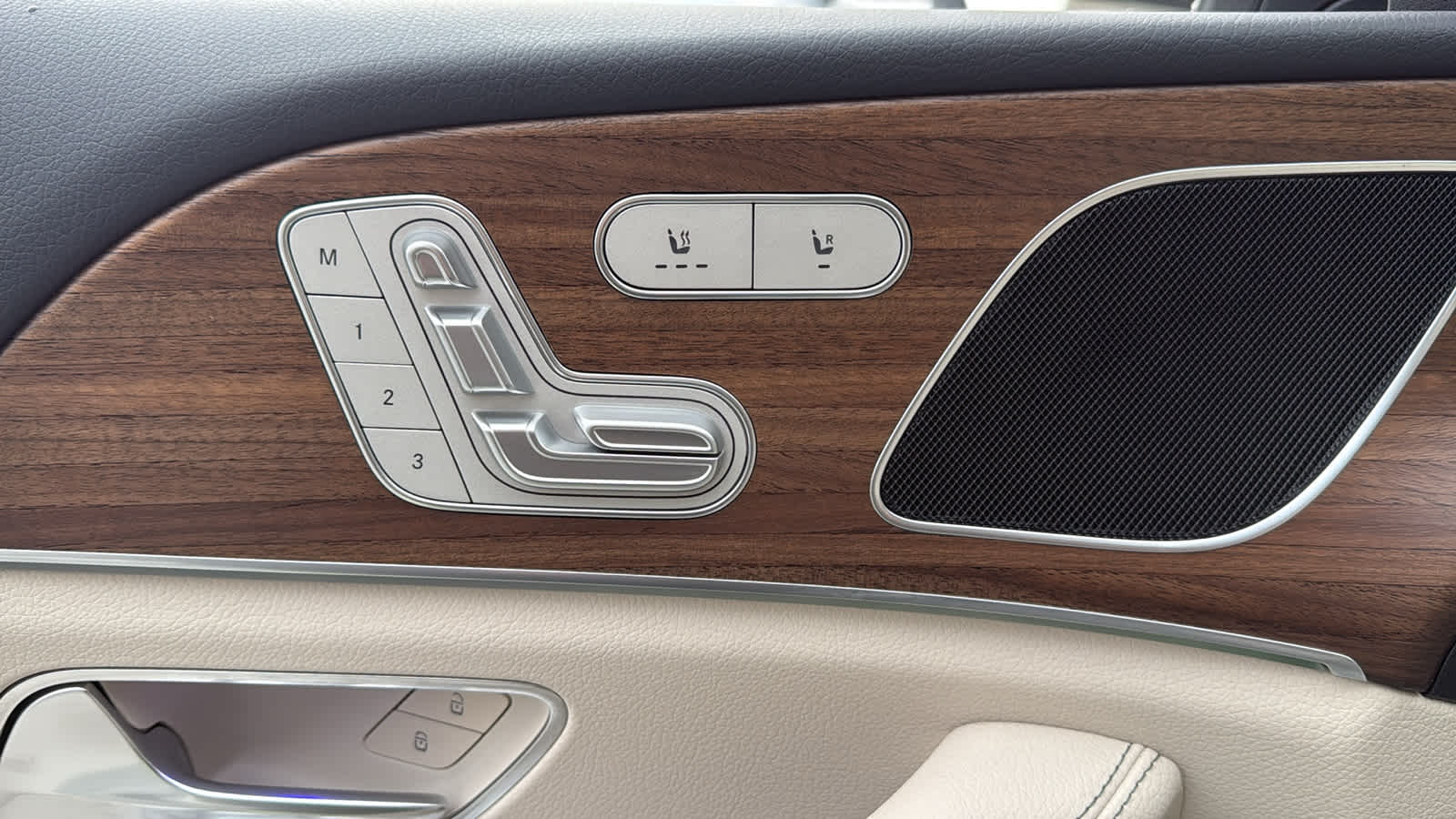 Thumbnail: 2026 Mercedes-Benz GLE - 15