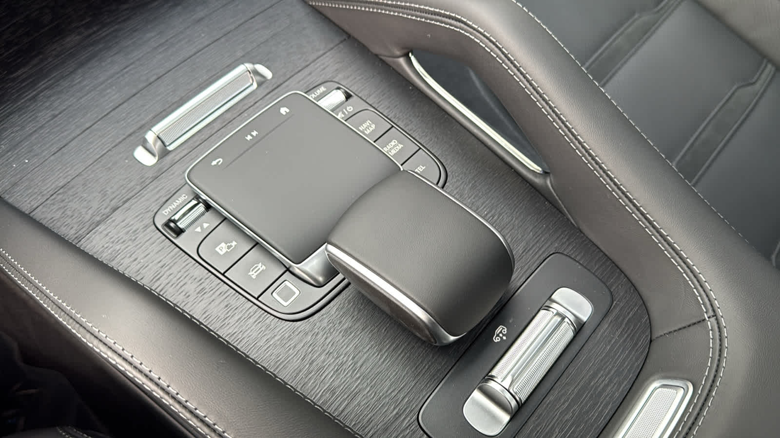 Thumbnail: 2026 Mercedes-Benz GLE - 22