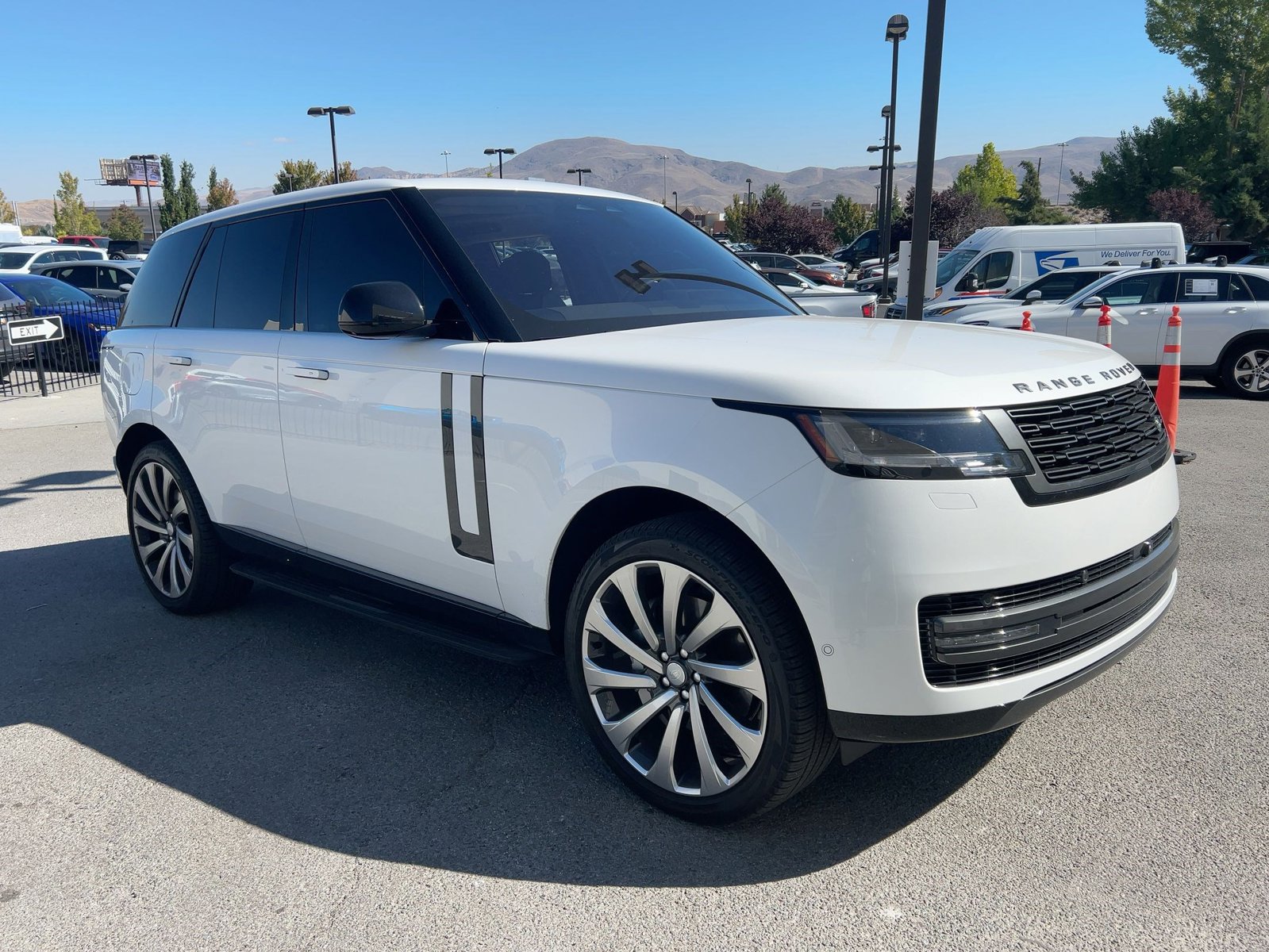 2023 Land Rover Range Rover SE photo 3