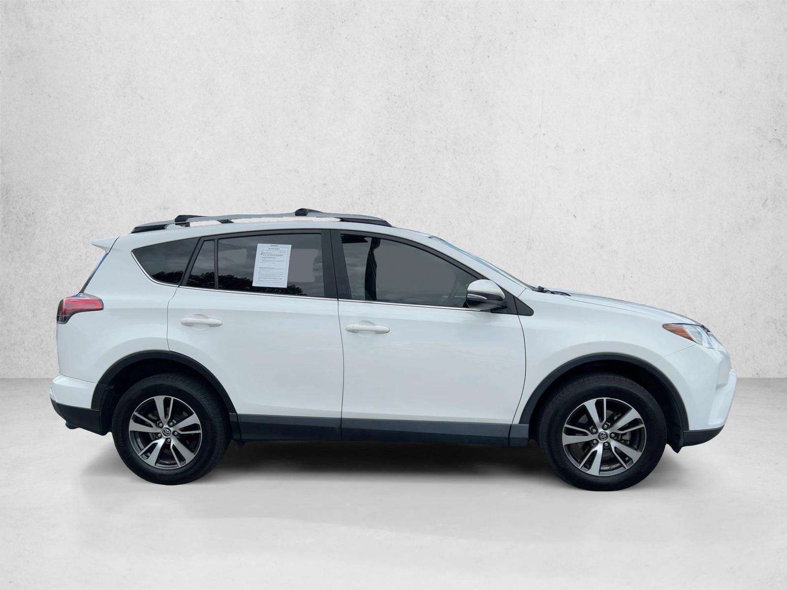 2017 Toyota RAV4 XLE photo 4
