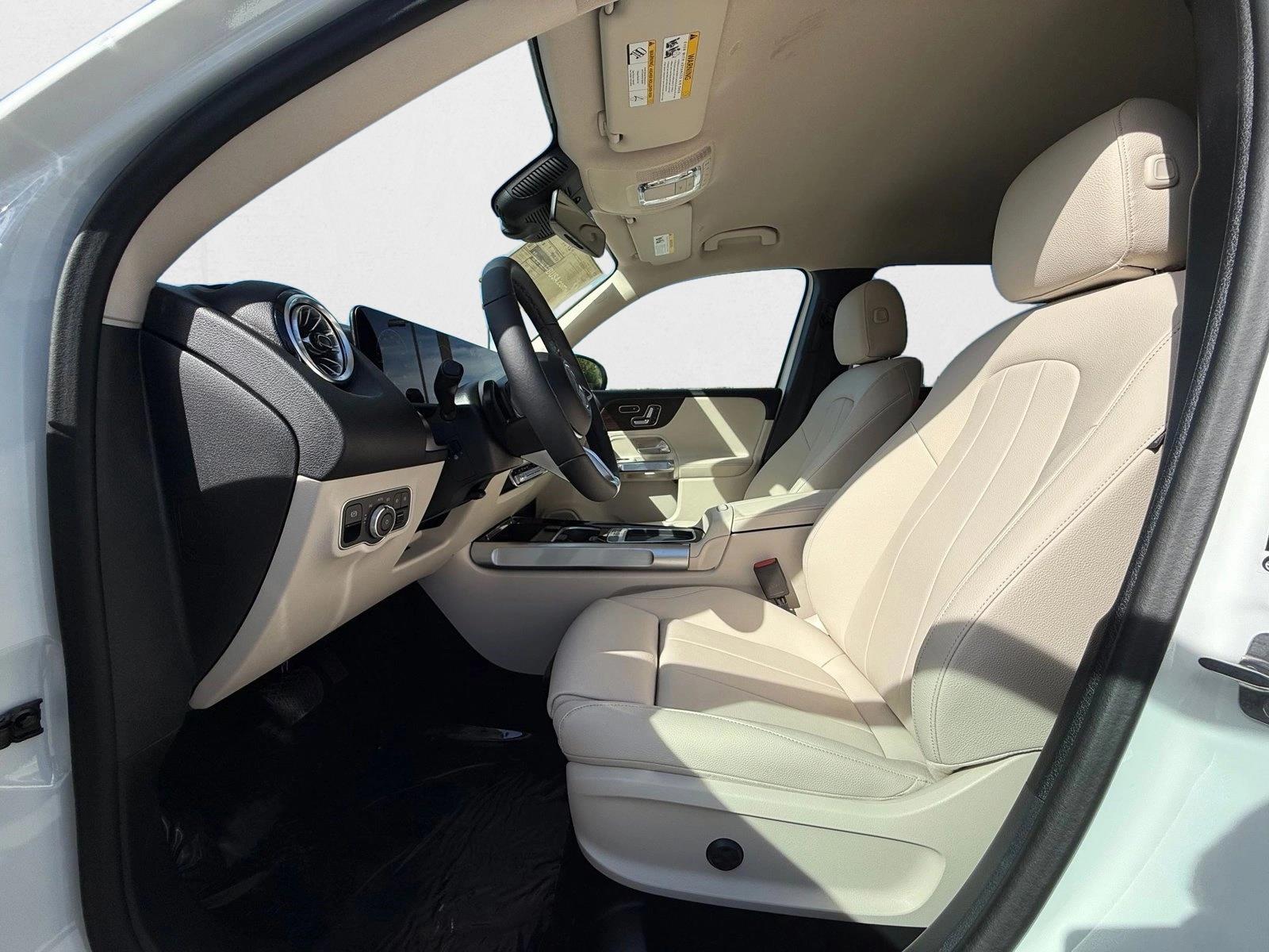 2025 Mercedes Benz GLB 250 4MATIC photo 3