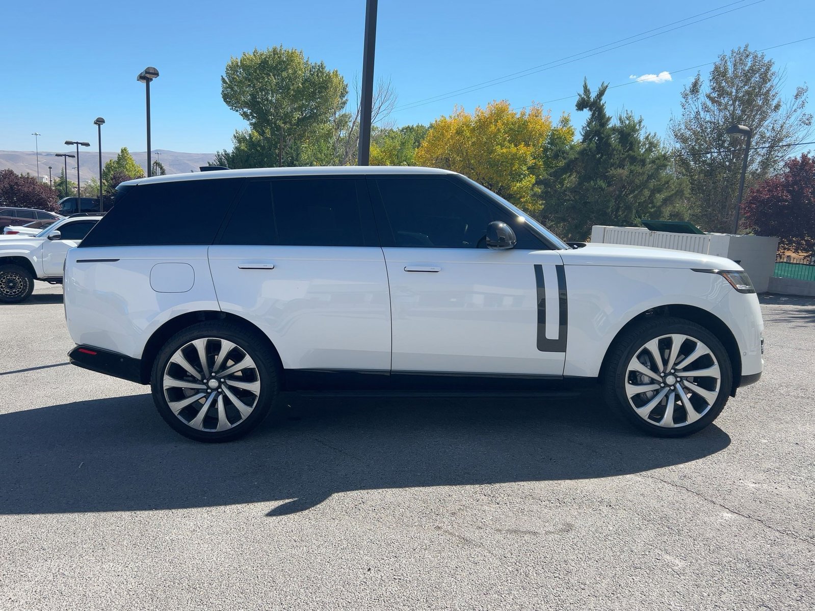 2023 Land Rover Range Rover SE photo 4