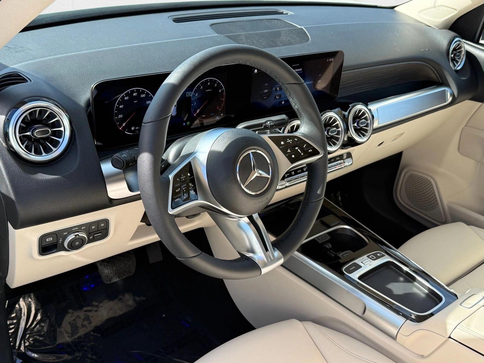 2025 Mercedes Benz GLB 250 4MATIC photo 2