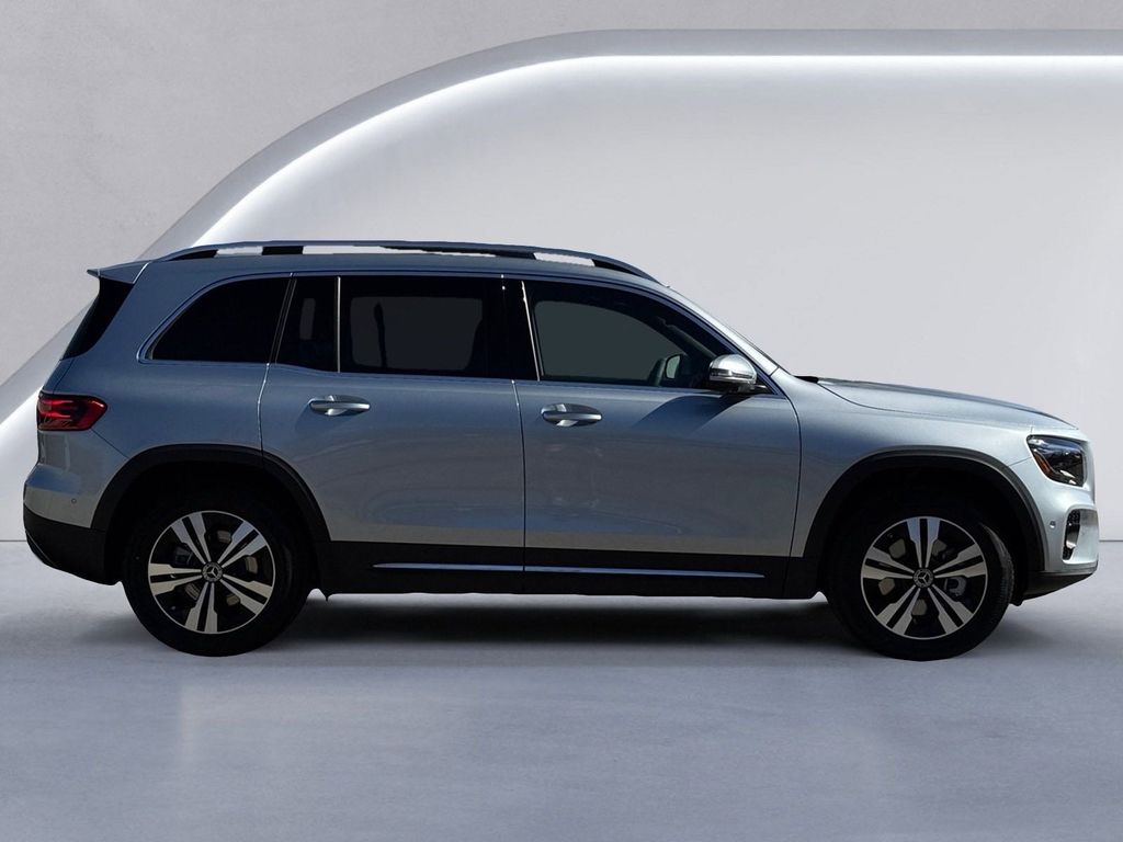 2025 Mercedes Benz GLB 250 4MATIC photo 2