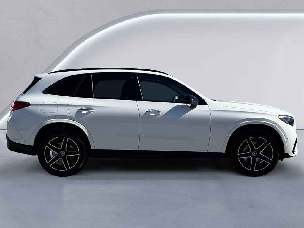 2025 Mercedes Benz GLC 300 photo 2