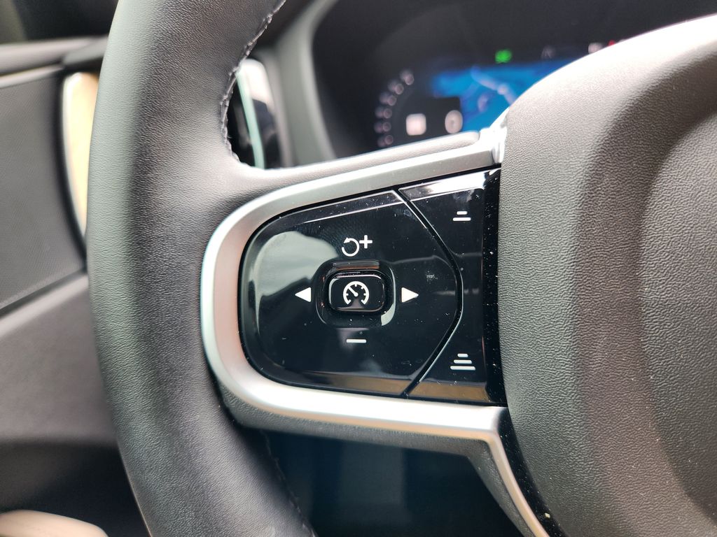 2026 Volvo XC60 Plus - Photo 33