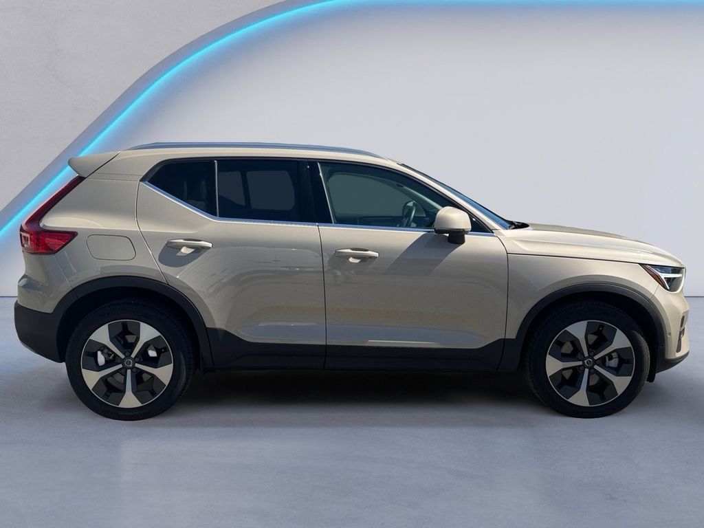 2025 Volvo XC40 Plus photo 2