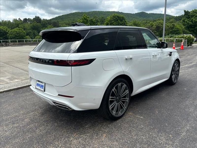 2024 Land Rover Range Rover Sport SE photo 4