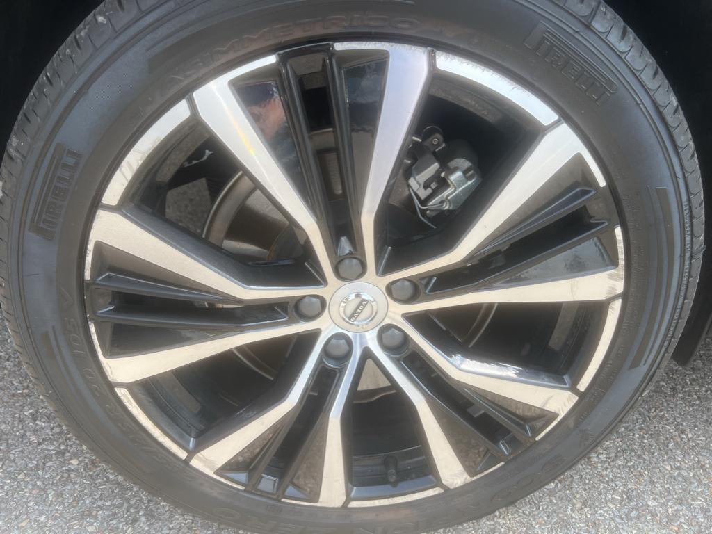 2023 Volvo XC60 Recharge Hybrid Ultimate photo 2