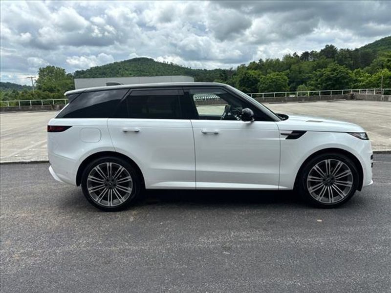 2024 Land Rover Range Rover Sport SE photo 3