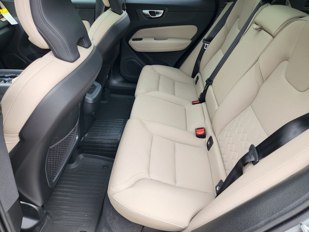 2026 Volvo XC60 Plus - Photo 11