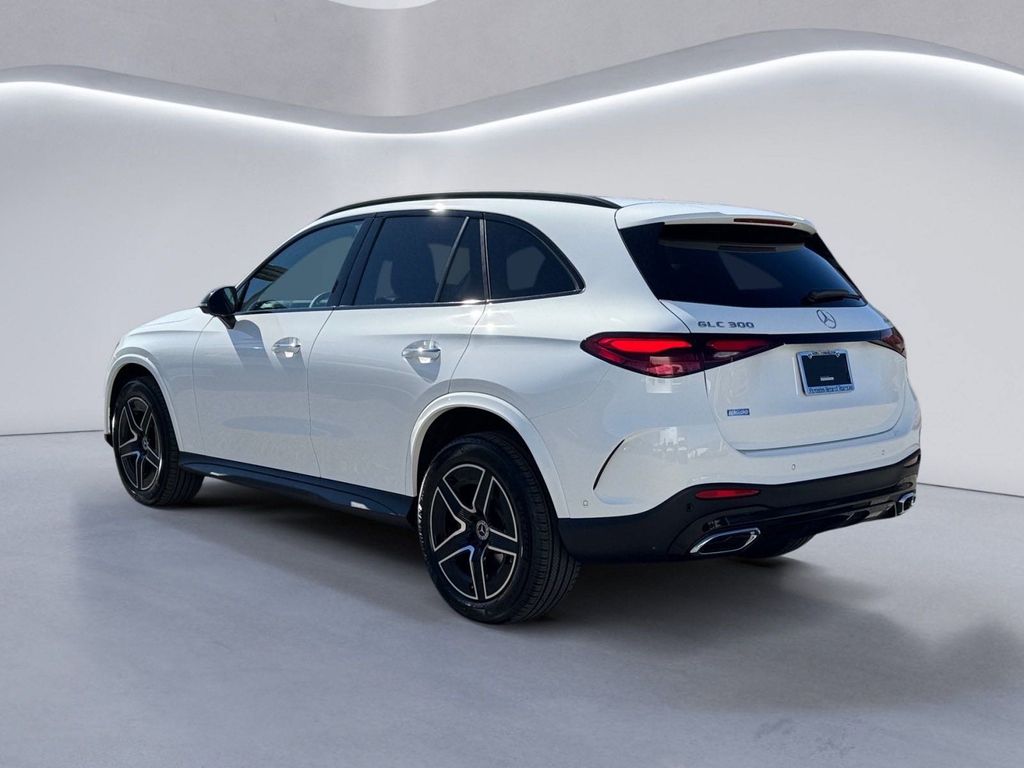 2025 Mercedes Benz GLC 300 photo 4