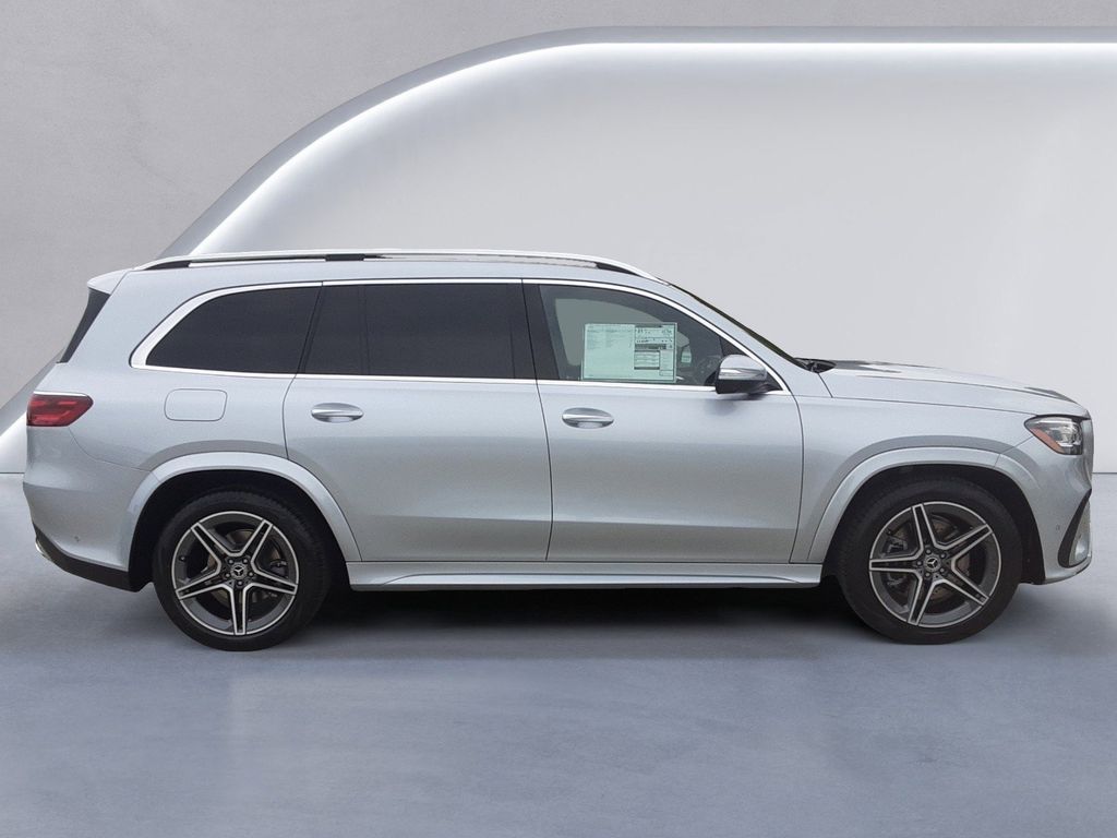 2025 Mercedes Benz GLS 450 4MATIC photo 3
