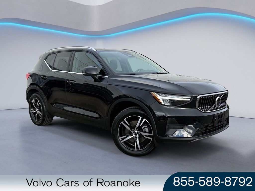 2025 Volvo XC40 Core's photo