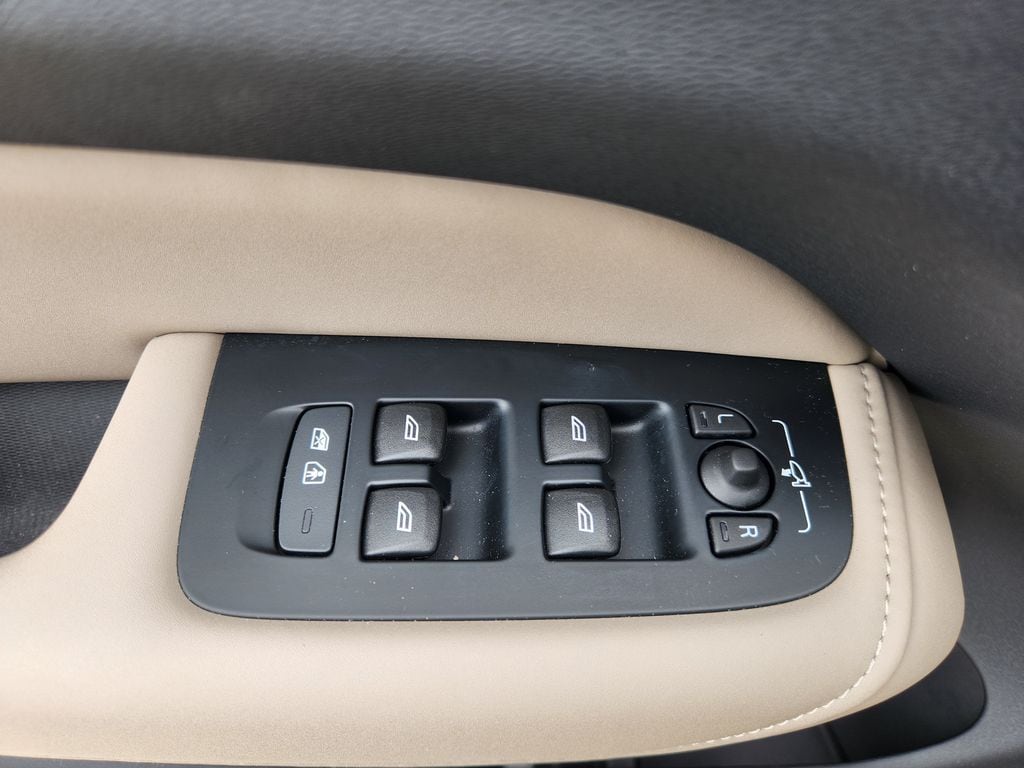 2026 Volvo XC60 Plus - Photo 17