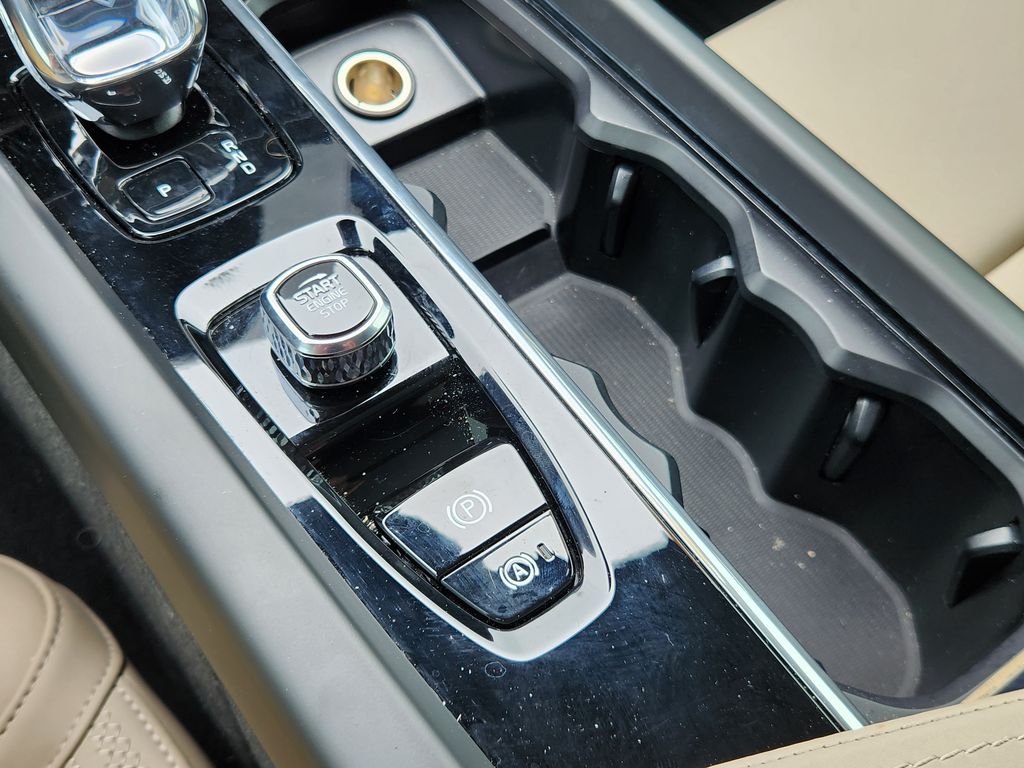 2026 Volvo XC60 Plus - Photo 29