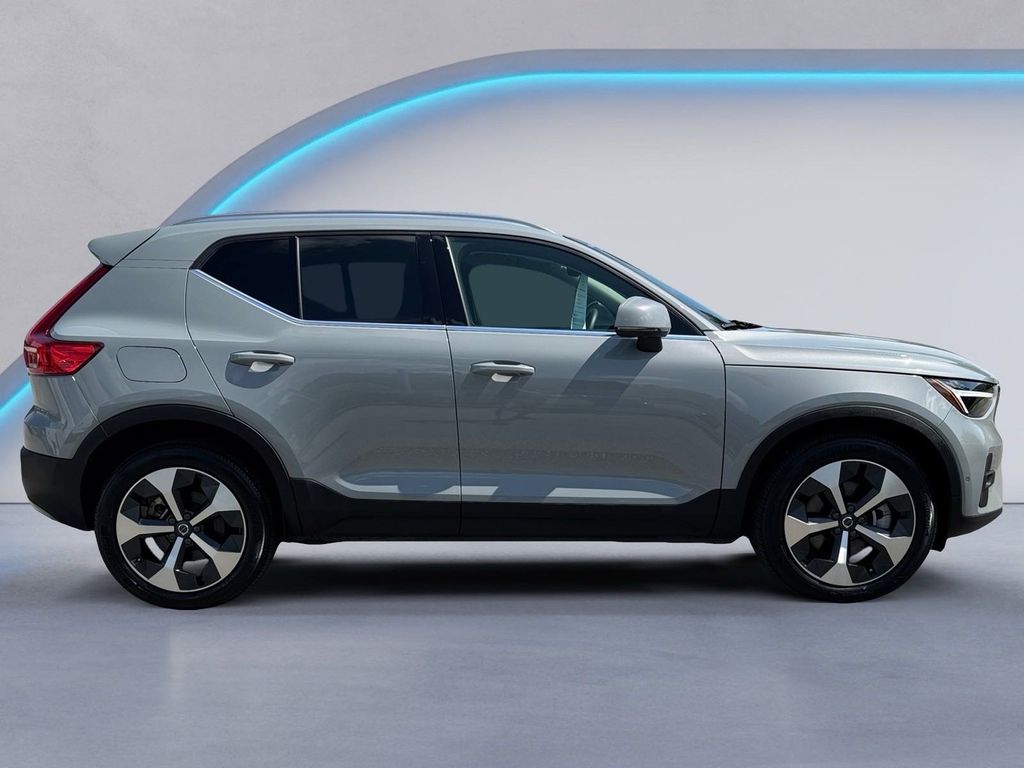 2024 Volvo XC40 Plus photo 3
