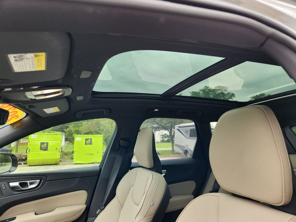 2026 Volvo XC60 Plus - Photo 10