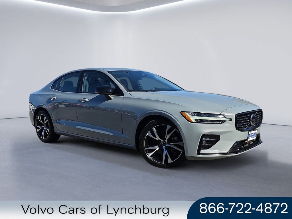 2024 Volvo S60 Core's photo