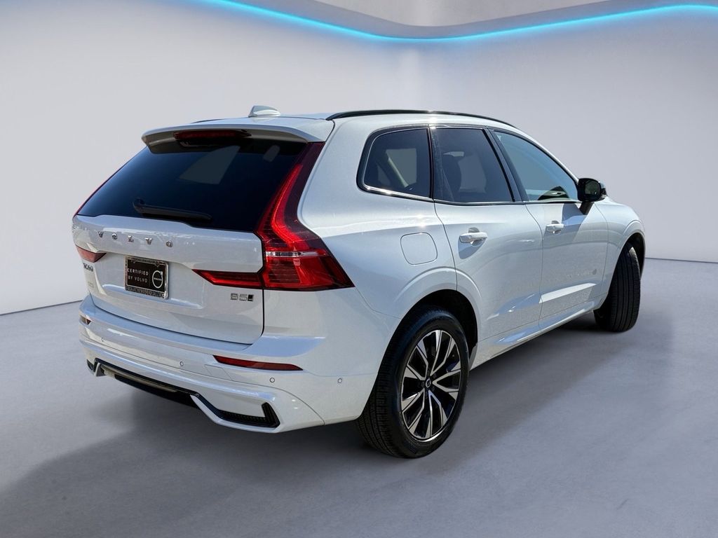 2025 Volvo XC60 B5 Plus photo 4