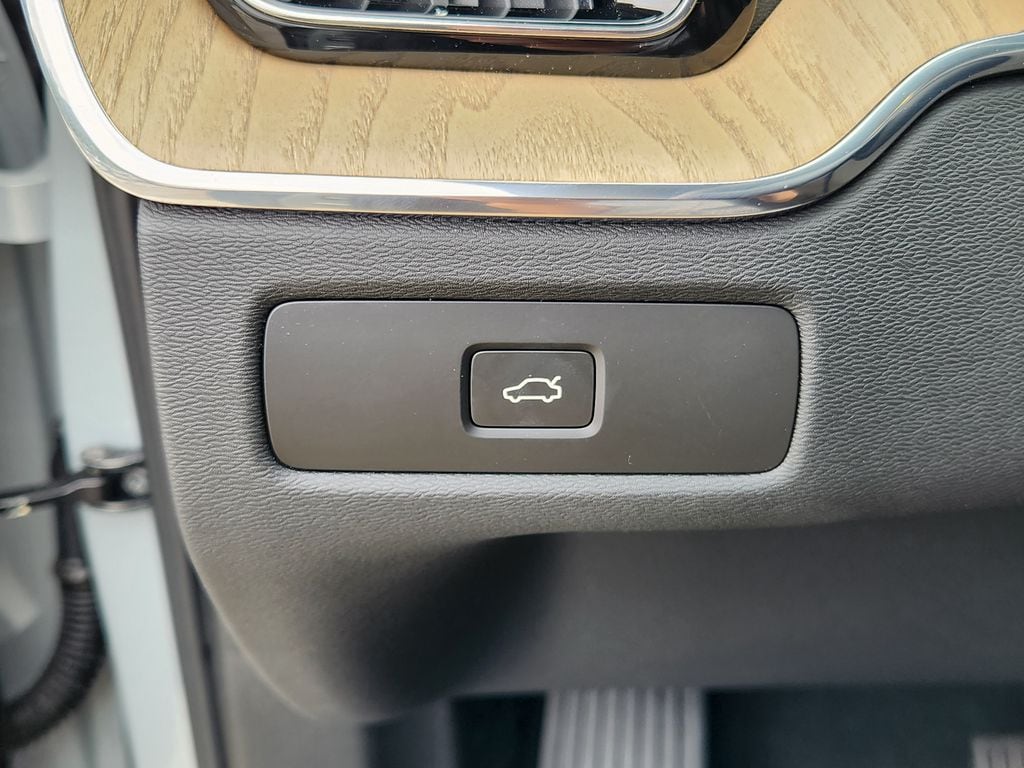 2026 Volvo XC60 Plus - Photo 18