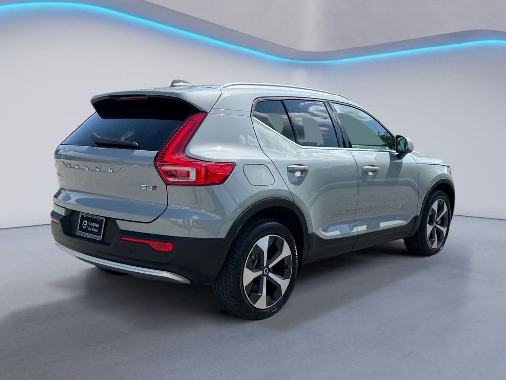 2024 Volvo XC40 Plus photo 4