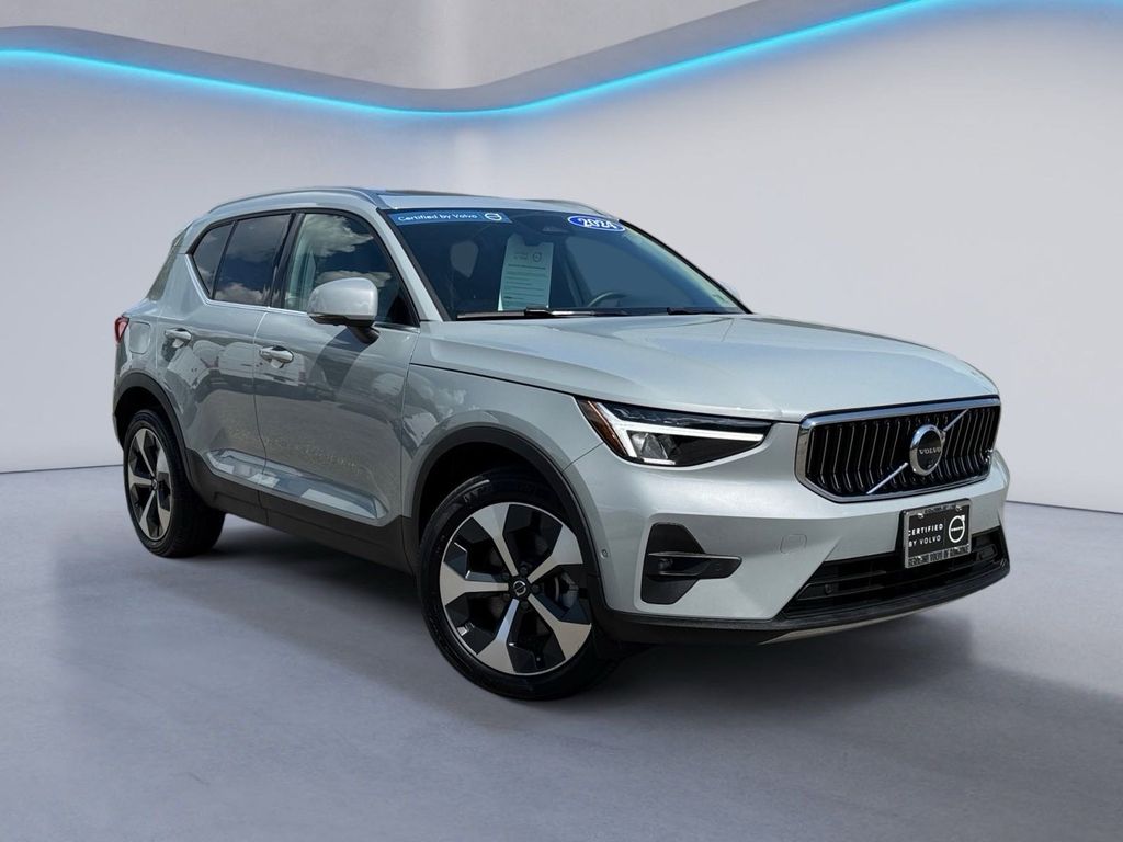 2024 Volvo XC40 Plus photo 2