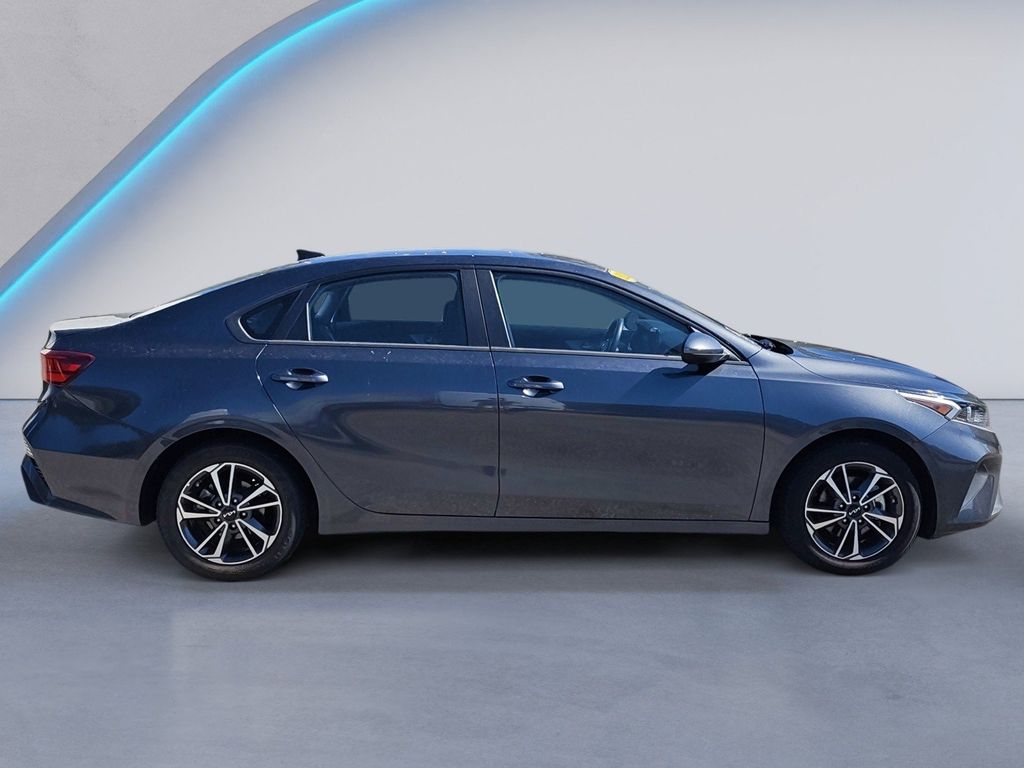 2023 Kia Forte LXS photo 3