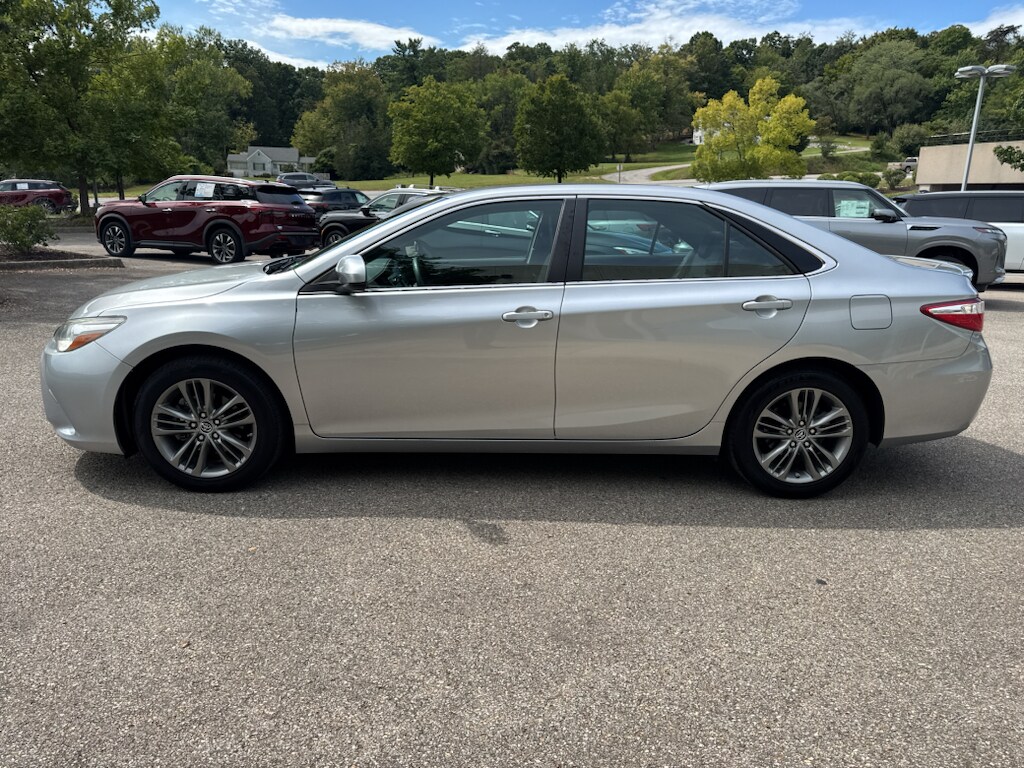 Used 2016 Toyota Camry SE Sedan
