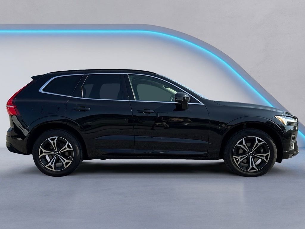 2022 Volvo XC60 B5 Momentum photo 2