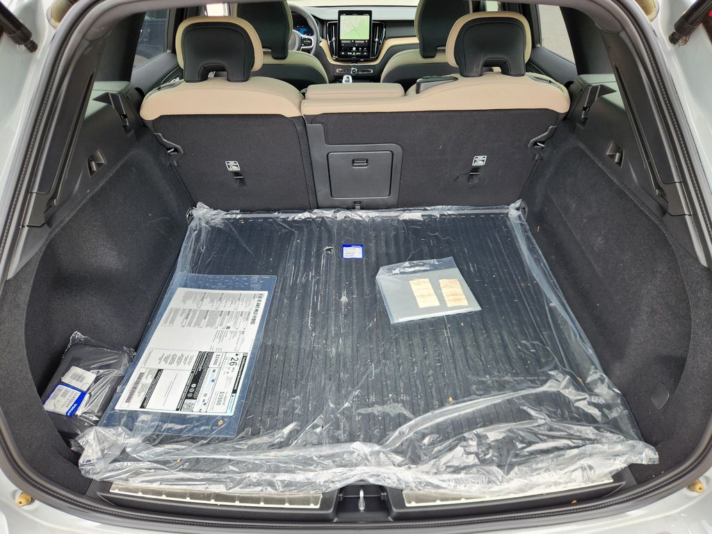 2026 Volvo XC60 Plus - Photo 14