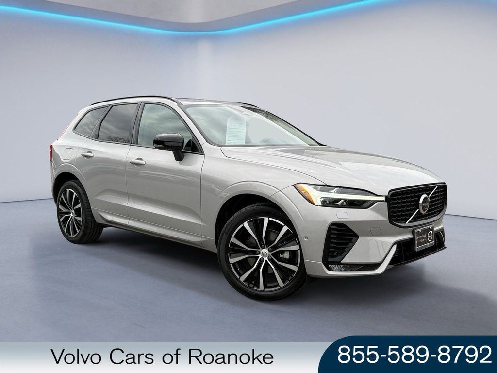 2025 Volvo XC60 Plus's photo