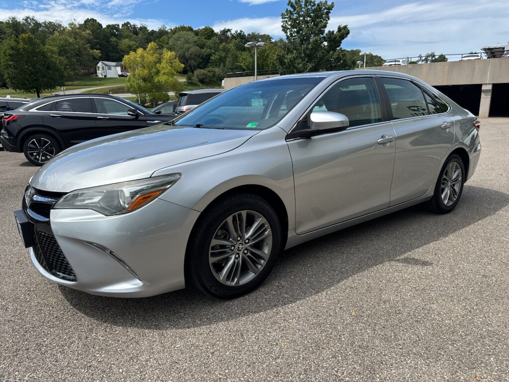Used 2016 Toyota Camry SE Sedan