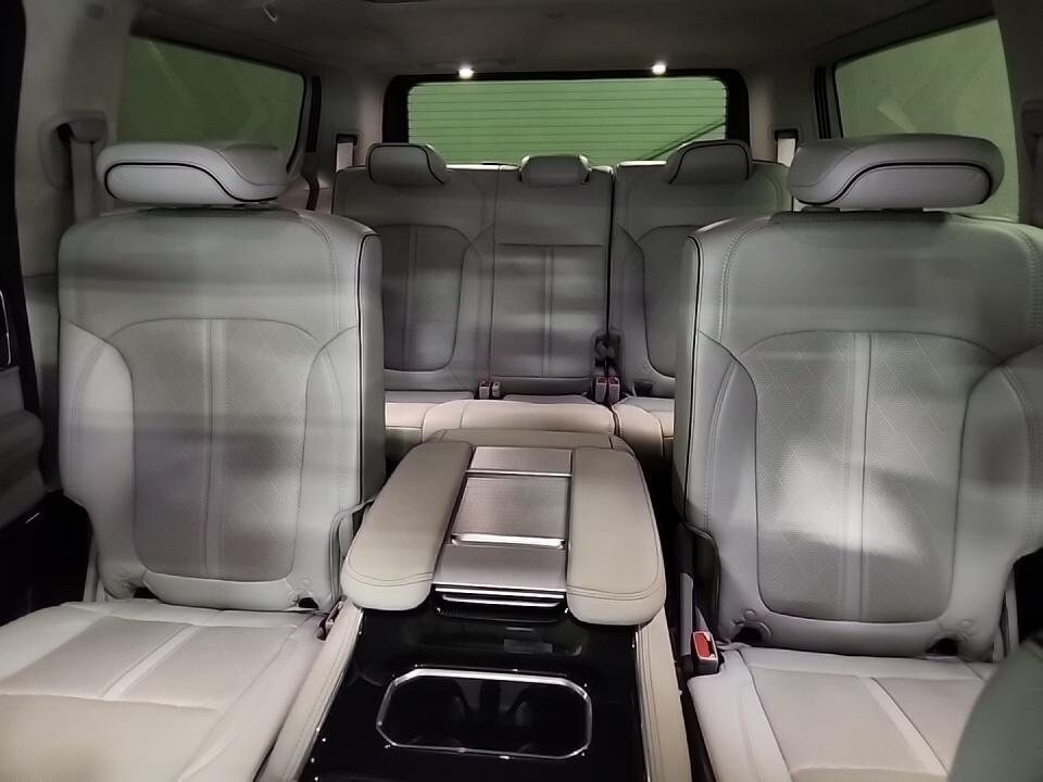 2023 Jeep Grand Wagoneer II photo 3