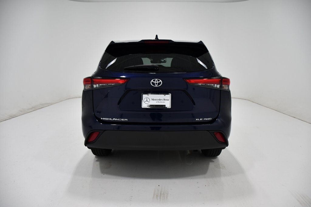 2021 Toyota Highlander XLE photo 3
