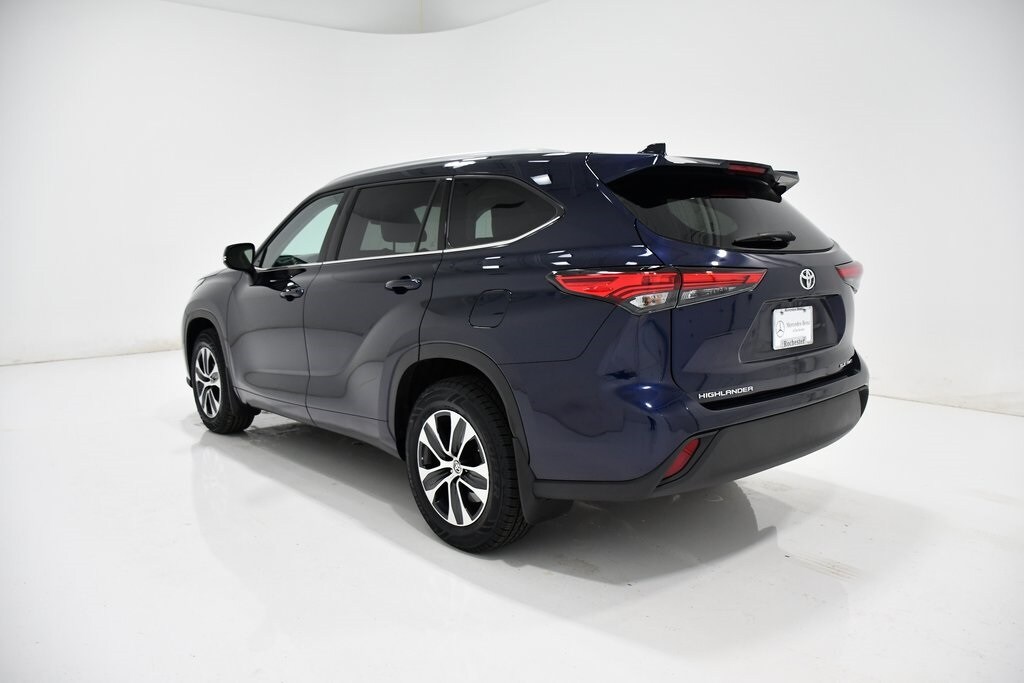 2021 Toyota Highlander XLE photo 2