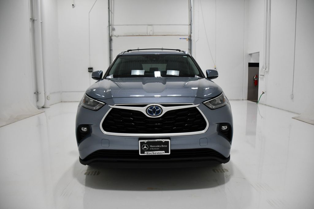 Used 2020 Toyota Highlander XLE with VIN 5TDGBRCH5LS005629 for sale in Rochester, Minnesota