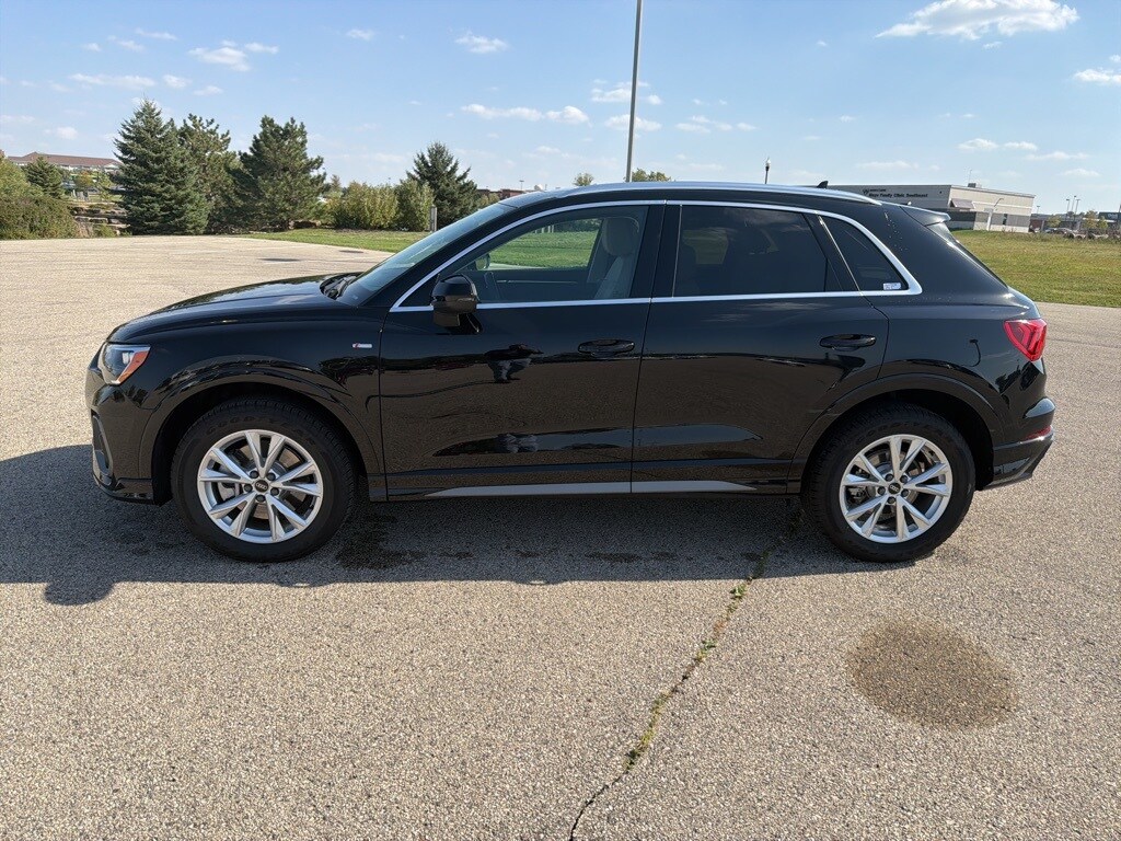 2022 Audi Q3 45 TFSI S line Premium photo 3
