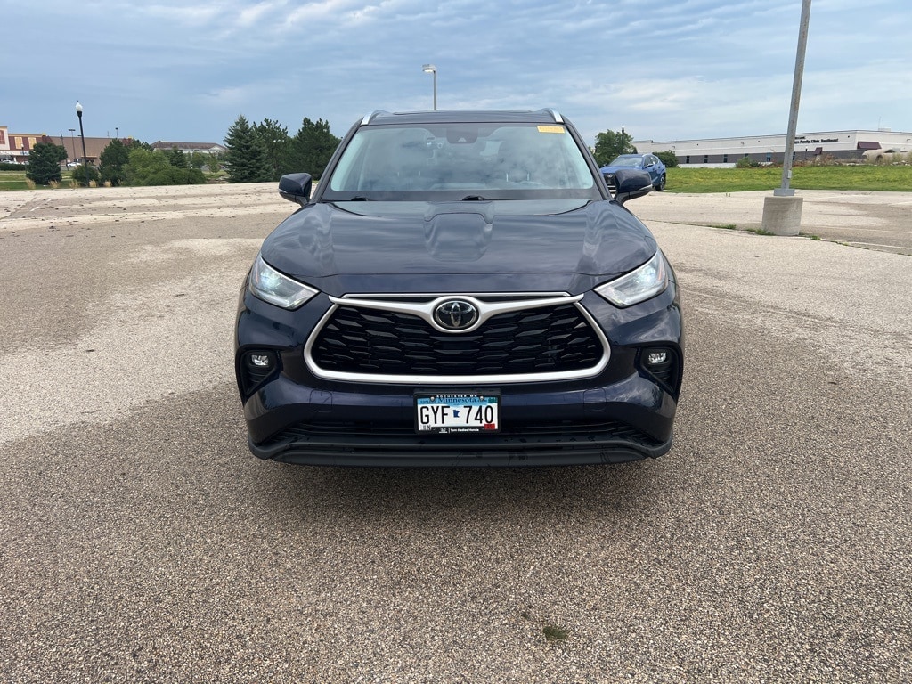 Used 2021 Toyota Highlander XLE with VIN 5TDGZRBHXMS541801 for sale in Rochester, Minnesota