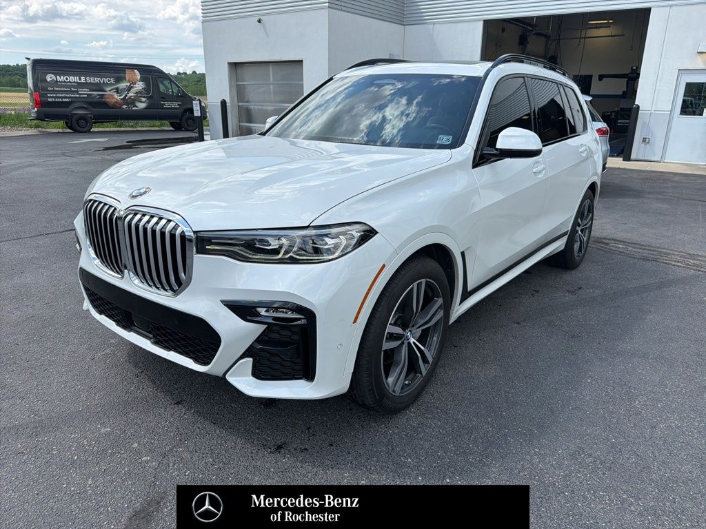 2022 BMW X7's photo